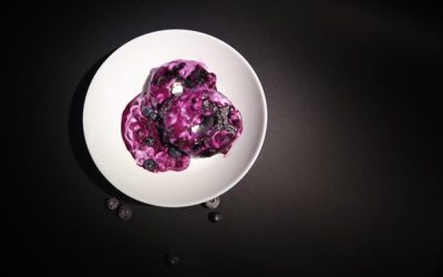 Крофни со прелив од боровинка