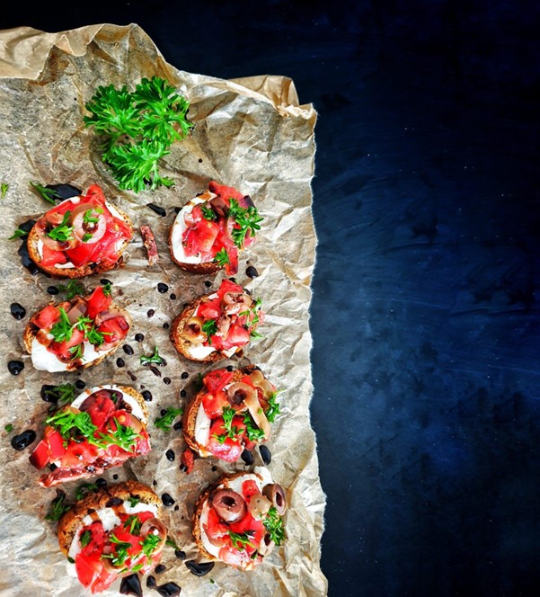 Брускети со домат и маслинка
