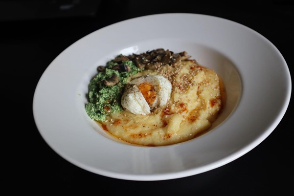 Палента со спанаќ и јајце