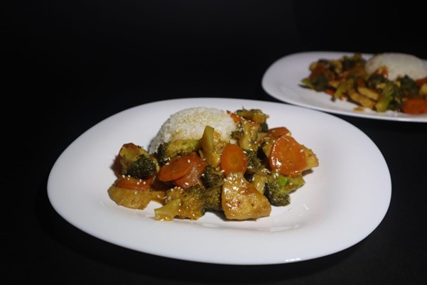 Пилешко со зеленчук на кинески начин