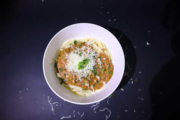 Болоњезе паста со веганска смеса